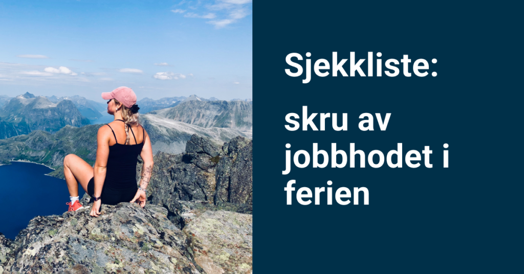 Person som sitter på fjellet og ser på utsikten