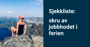 Person som sitter på fjellet og ser på utsikten
